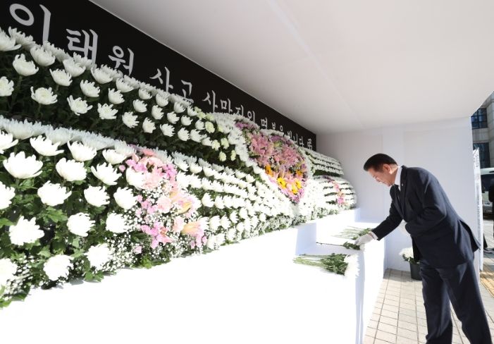 최대호 안양시장, 시청 합동분향소 찾아 조문