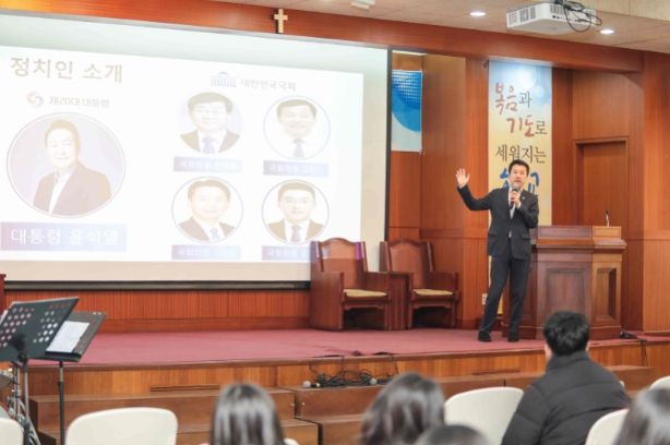 안산시의회 송바우나 의장이 지난 5일 경일관광경영고등학교 체육관에서 이 학교 3학년 학생들을 대상으로 강연을 실시했다. 사진은 강연 중 한 장면