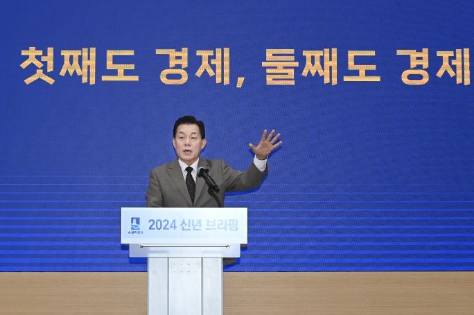 이재준 수원시장이 브리핑을 하고 있다.