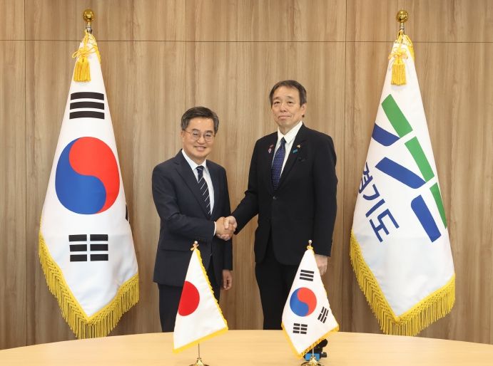 2일 오후 김동연 경기도지사가 도청 집무실에서 미즈시마 코이치 주한 일본 대사와 기념촬영을 하고있다.