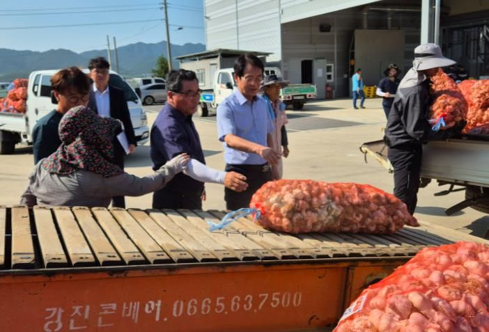 강진원 강진군수가 작천면 마늘 수매 현장을 찾았다.