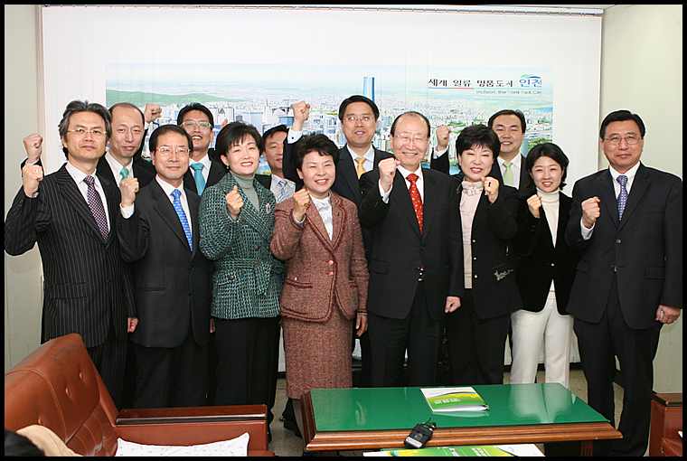 곽영환 총재, 인천 예비후보들이 기자회견을 맞치고 18대 총선의 필승을 다짐