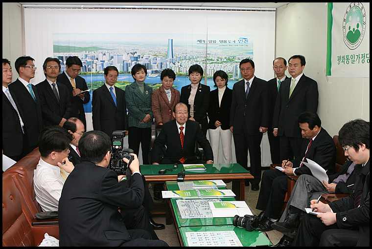 인천 예비후보들이 참석한 가운데 곽영환 총재의 기자회견 모습