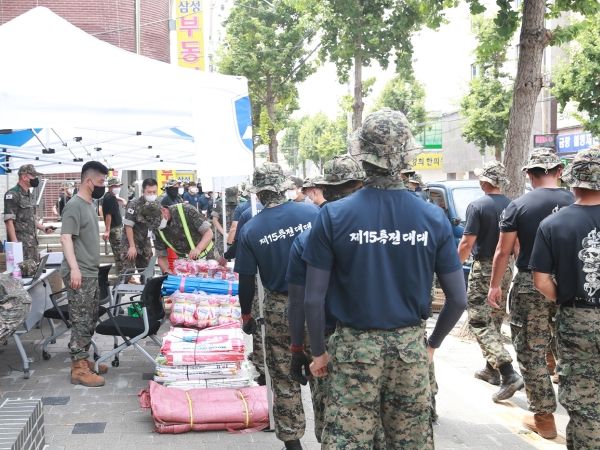 제52보병사단 관악구대대 및 수도방위사령부, 특전사 군장병들이 수해복구 현장을 지원하고 있다.