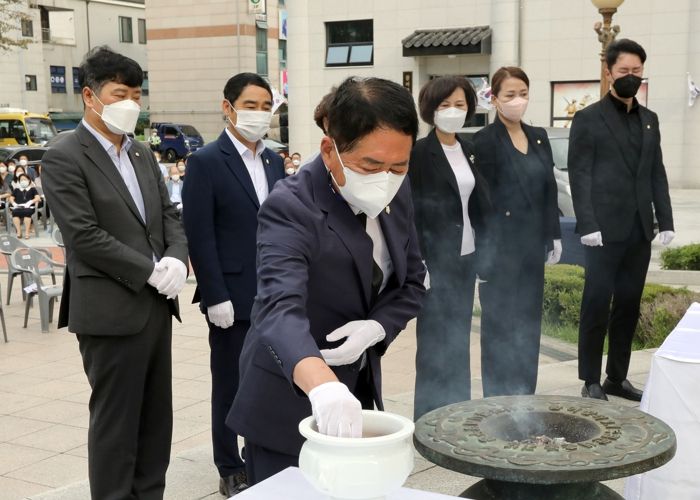 계양구의회, 제77주년 광복절 기념 황어장터 3.1만세운동 기념탑 참배