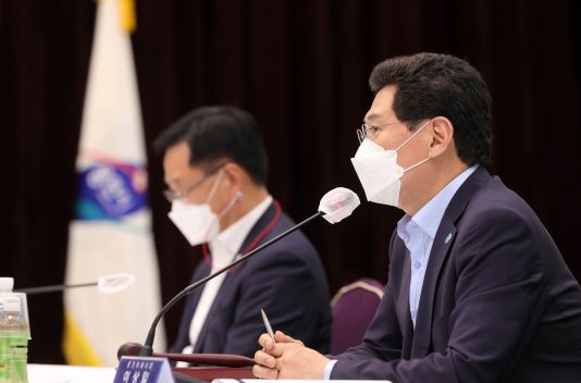 이상일 용인특례시장이 특례시시장협의회 정기회의에서 발언 하고 있는 모습