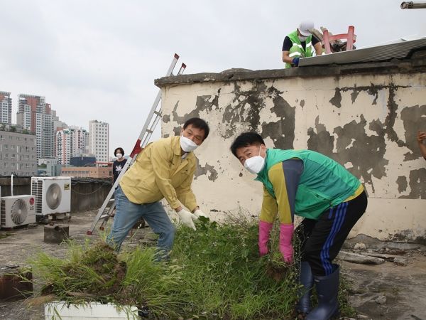 종로구의회 라도균 의장, 이시훈 운영위원장 숭인2동 동일아파트 침수피해 방지를 위해 구슬땀
