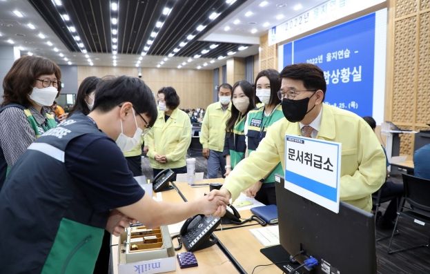 수원특례시의회 의장단, 을지연습 참여 공직자들 격려