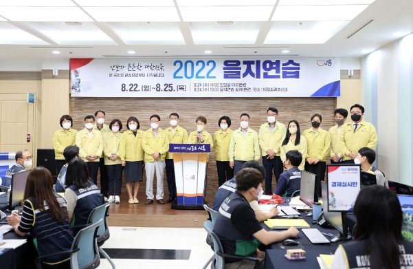 격려하는 시흥시의회 의원들