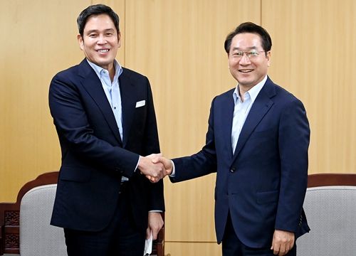 24일 시청 접견실에서 유정복  시장과 신세계그룹 정용진 부회장이 만나 스타필드청라 건립사업과 연계한 돔구장 건립과 서울7호선 전철역 추가 신설에 대해 적극 협력하기로 했다. 