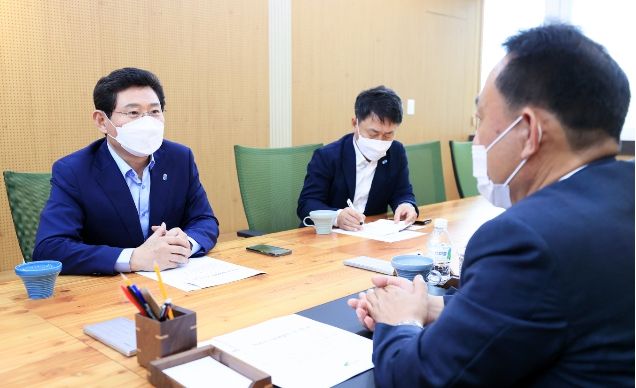 이상일 용인특례시장은 29일 오후 여주시청을 방문해 이충우 여주시장을 만났다.