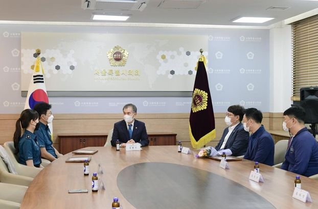 왼쪽부터 김용선경사, 최원영순경, 김현기의장, 이상현대표, 김지향의원, 축하객