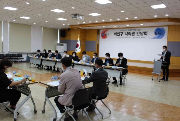 처인구 관계자들과 용인특례시의회 의원들이 본예산 편성에 앞서 주요 사업에 대해 논의하고 있다