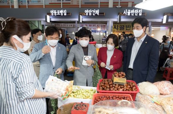 영등포구의회, 추석맞이 전통시장 장보기
