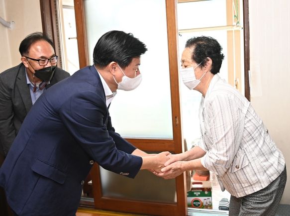 조용익 부천시장과 어르신이 악수를 하며 덕담을 나누고 있다