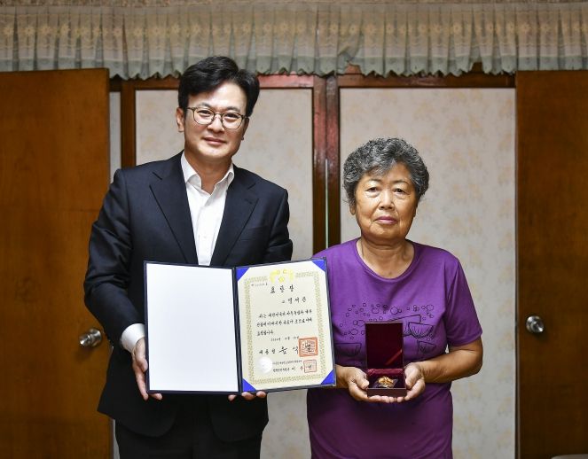 김병수 김포시장이 7일 독립유공자 고(故) 명제관 선생 외손녀 저택을 방문해 대통령 표창을 전수했다.