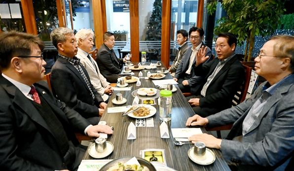 유정복 인천광역시장이 18일 호주 시드니를 방문해 시드니 한인회 임원진과 간담회를 갖고 있다.