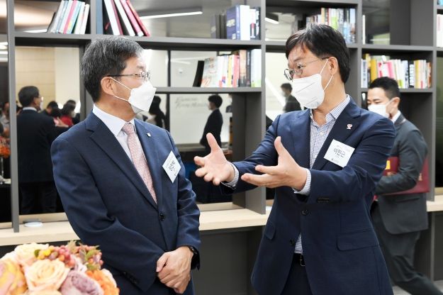 이민근 시장(오른쪽)이 20일 고려대학교 로제타홀에서 열린 마스터플랜 착수보고회에서 정진택 고려대 총장과 의견을 교환하고있다.