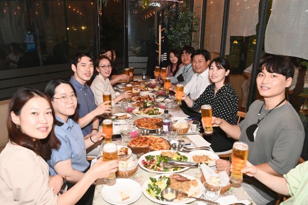 조용익 부천시장이 MZ세대 공무원들과 화기애애한 분위기 속에서 만찬을 즐기고 있다