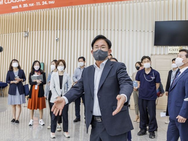 마포아트센터를 방문해 지난해 완료된 리모델링 공간의 문제점과 개선방안에 대해 이야기하는 박강수 마포구청장