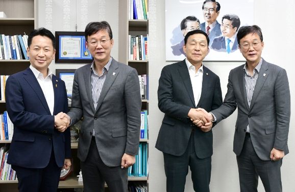 이민근 안산시장, 지역현안 해결·국비 확보에 총력 (왼쪽부터 고영인 국회의원-이민근 시장, 김철민 국회의원-이민근 시장)