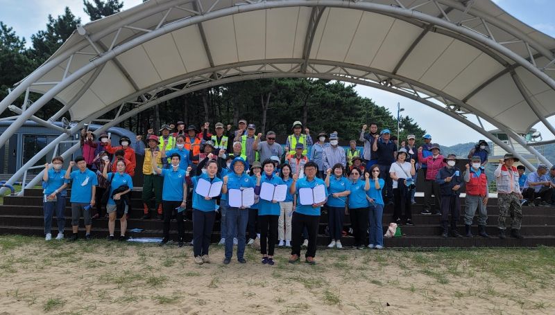 사)연안환경보전연합회가 사)한국여성유권자연맹, 청년연합, 덕적면이장협의회와 ‘해양환경정화활동및 환경교육’을 실시하겠다는 내용을 골자로 mou를 체결하고 기념촬영을 하고 있다.