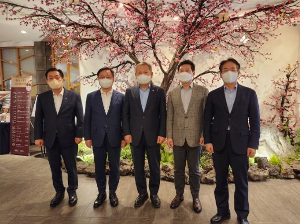 (왼쪽부터) 이재준 수원특례시장, 홍남표 창원특례시장, 이상민 행정안전부장관, 이상일 용인특례시장, 이동환 고양특례시장