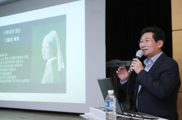 이상일 용인시장이 처인노인대학 수강생을 대상으로 미술 특강을 열었다