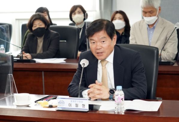 이필형 동대문구청장이 26일 오후 동북권패션봉제산업 발전협의회 정기총회에서 6대 회장으로 선출된 소감을 말하고 있다.