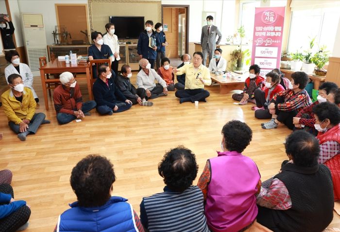 2일 도암면 도장리 마을회관에서 진행한 마을주치의 운영 현장을 방문한 구복규 화순군수가 주민들과 대화하는 모습.