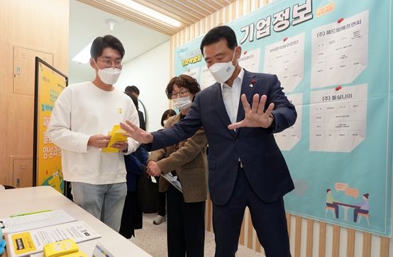 이승로 성북구청장(오른쪽)이 2022 성북여성취업박람회가 열리는 성북여성취업교육센터를 방문해 성북구 여성의 활발한 경제활동을 적극 직원하는 다양한 사업을 설명하고 있다.