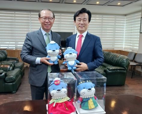(왼쪽)추종연 주 콜롬비아 대사, (오른쪽)조규일 진주시장 면담