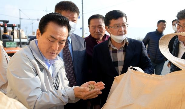수매 현장을 찾은 백성현 논산시장