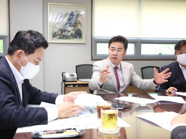 오언석 도봉구청장(사진 오른쪽)은 원희룡 국토교통부 장관(사진 왼쪽)과 만나 GTX-C 노선 도봉구간 지하화 추진을 요청했다(2022. 7. 국토발전전시관)