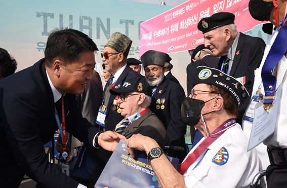 턴투워드 부산 행사에 참석한 유엔참전용사에게 오은택 남구청장이 2030부산세계박람회 기념품을 전달하고 있는 모습
