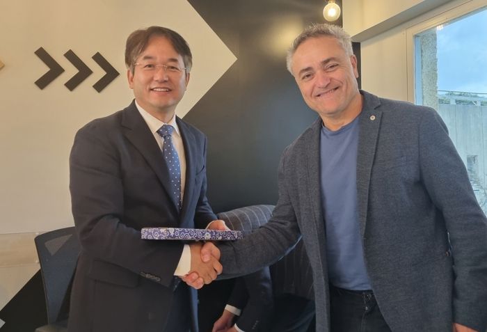 이동환 고양특례시장과 아비 뤼톤(Avi Luvton) 이스라엘 혁신청 국제협력국장이 악수하는 모습