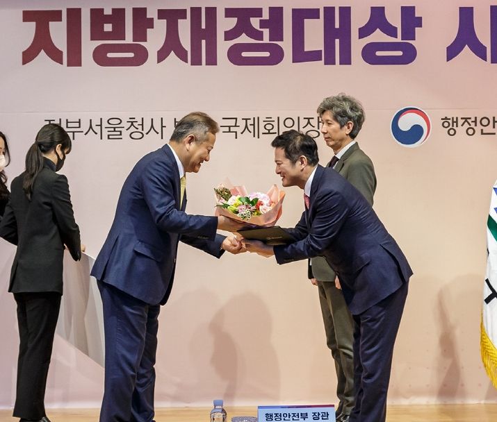 김태우 서울 강서구청장(오른쪽)이 지난 22일(목) 오후 3시 정부서울청사에서 열린 ‘2022년 대한민국 지방재정대상’ 시상식에서 이상민 행정안전부장관으로부터 ‘재정분석 최우수단체 행정안전부 장관상’을 수상하고 있다.