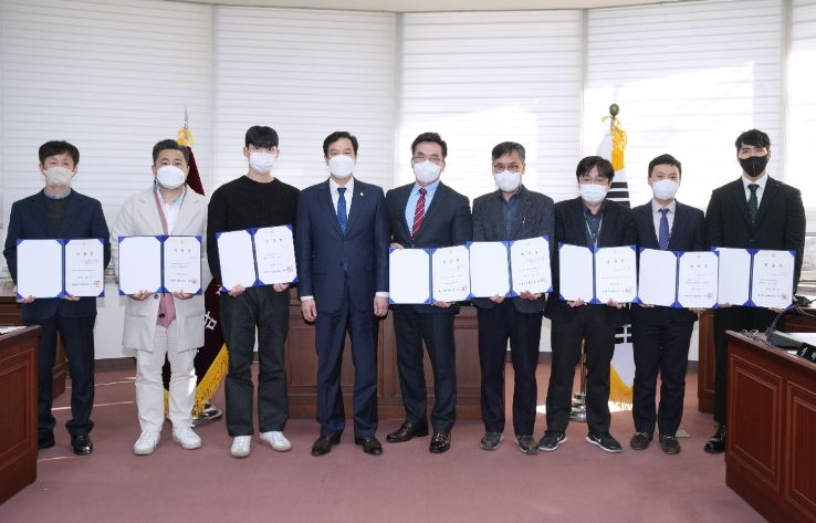 하남시의회는 최근 하남시 조직 개편에 맞춰 ‘정책지원팀’이 신설되는 등 기존 1과 3팀에서 1국 4팀으로 조직이 확대·개편된 가운데 지난 2일 조직 개편 인사에 따른 승진자 등 임용장 수여식을 가졌다.