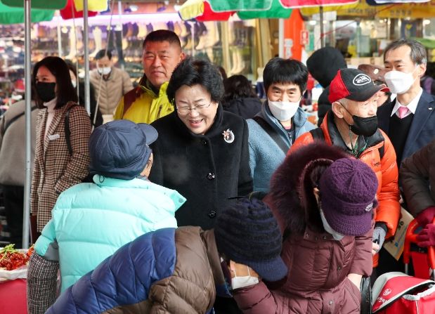 김경희 이천시장, 전통시장 현장 방문