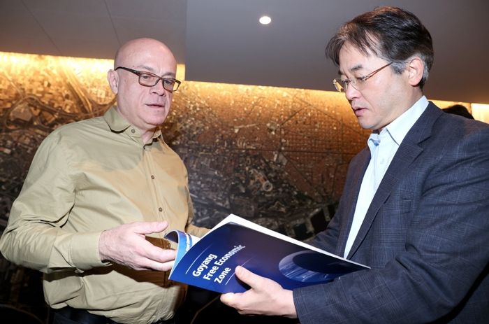 1. 바르셀로나 액티바 방문 (마크 산스(Marc Sans) 바르셀로나 액티바 홍보자문관(좌), 이동환 고양특례시장(우))