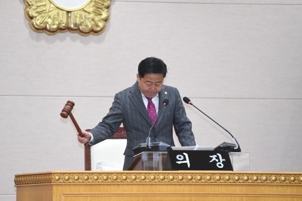 윤창철 의장이 의사봉을 두드리며 홍복저수지 상수원 보호구역 지정 해제 촉구 건의안을 채택하고 있다.