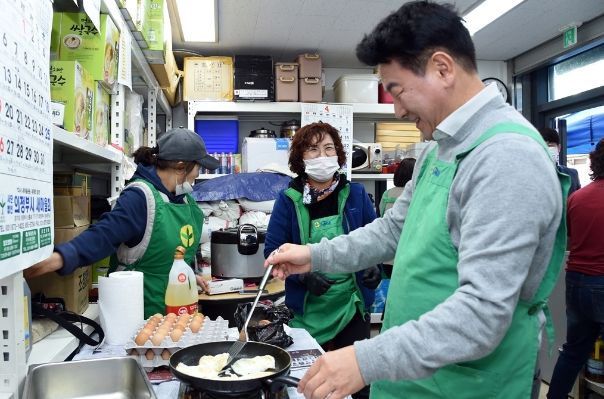 김동근 의정부시장, 흥선동 새마을부녀회와 사랑의 고추장 나눔 행사 참여