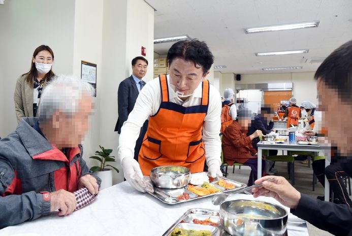 김동근 의정부시장, 고산종합사회복지관 경로식당 배식 봉사