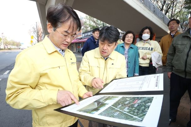 이동환 고양시장이 노후 육교 시찰에 나섰다.
