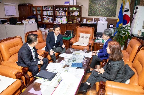 안산·시흥·화성시 의회 의장들이 시화호 지역 현안 해결을 위해 18일 안산시의회에서 첫 간담회를 가졌다. 사진은 이날 간담회 중 한 장면