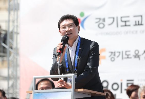 이상일 용인특례시장이 19일 용인미르스타디움에서 열린 '경기도교육감기 육상대회'에서 환영사를 하고 있다