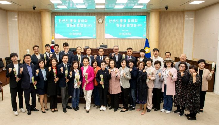 안산시통장협의회 회원들이 지난 19일 의회를 방문해 견학을 실시했다. 사진은 이날 의회를 방문한 통장협의회 회원들과 의원들이 본회의장에서 기념촬영에 임하고 있는 모습.