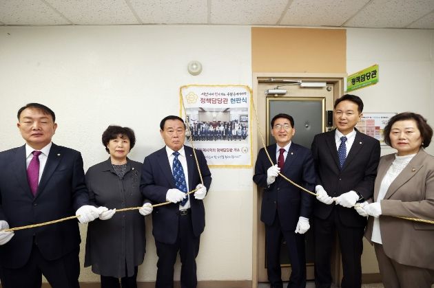 (왼쪽부터) 문화체육교육위원회 조문경 위원장, 국민의힘 이재선 대표, 이재식 부의장, 김기정 의장, 의회운영위원회 강영우 위원장, 기획경제위원회 유준숙 위원장