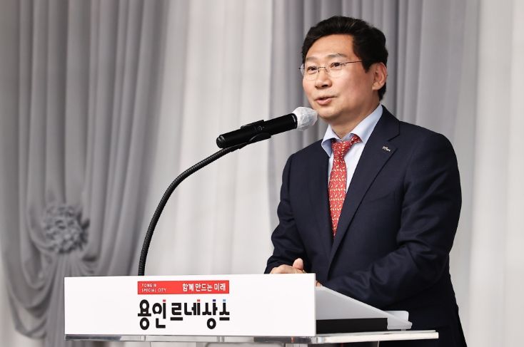 이상일 용인특례시장이 20일 모범근로자 20명에게 표창을 수여했다. 사진은 인사말을 하는 모습