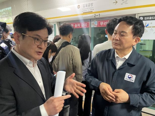 원희룡 국토교통부 장관과 김병수 김포시장이 김포골드라인 김포공항역 앞에서 퇴근길 시민들의 탑승 상황을 살피며 퇴근 시간대 혼잡률을 파악하고 긴급 투입될 버스노선 등을 점검하고 있다.